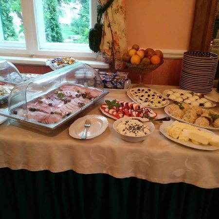 Hotel Garden Boleslawiec  Bagian luar foto