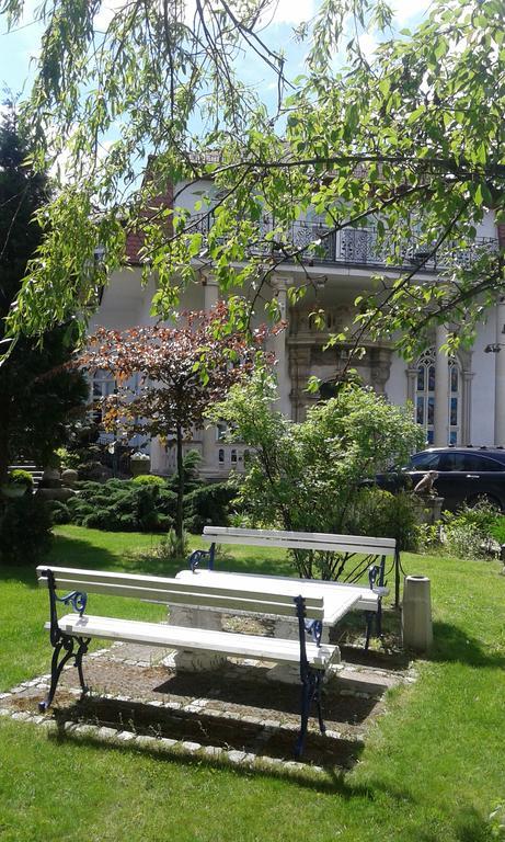 Hotel Garden Boleslawiec  Bagian luar foto