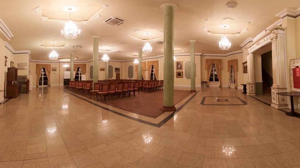 Hotel Garden Boleslawiec  Bagian luar foto