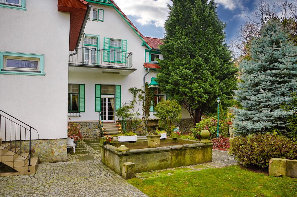 Hotel Garden Boleslawiec  Bagian luar foto