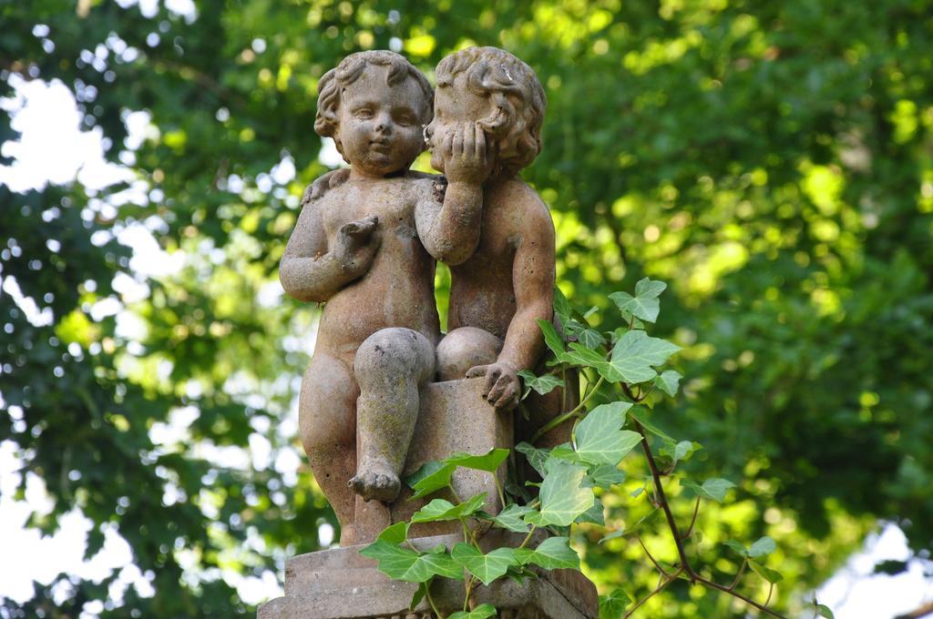Hotel Garden Boleslawiec  Bagian luar foto