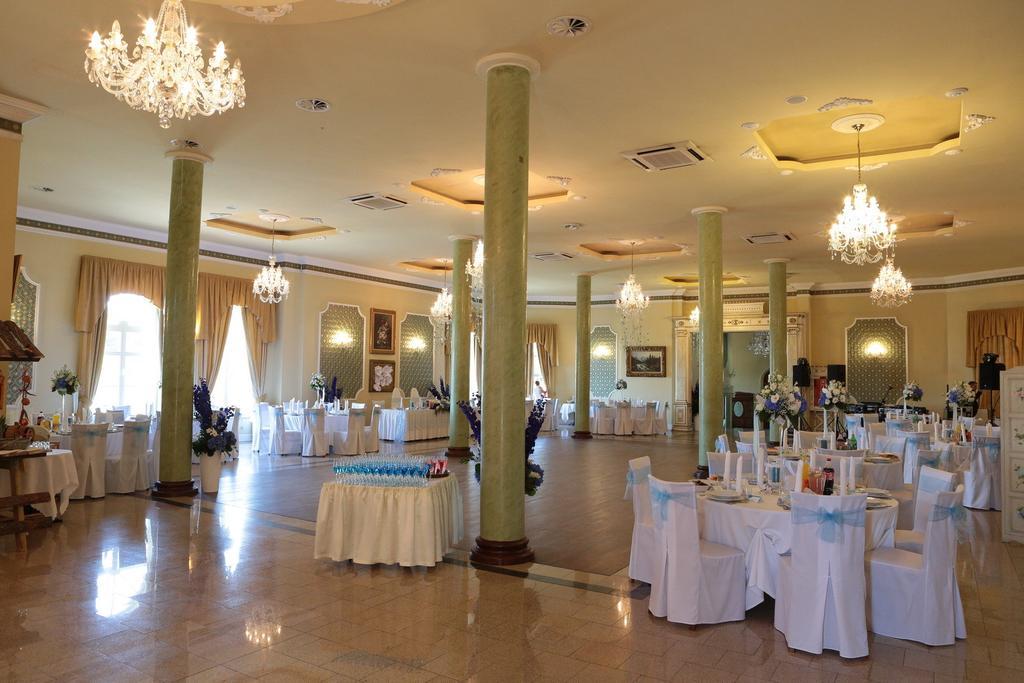 Hotel Garden Boleslawiec  Bagian luar foto