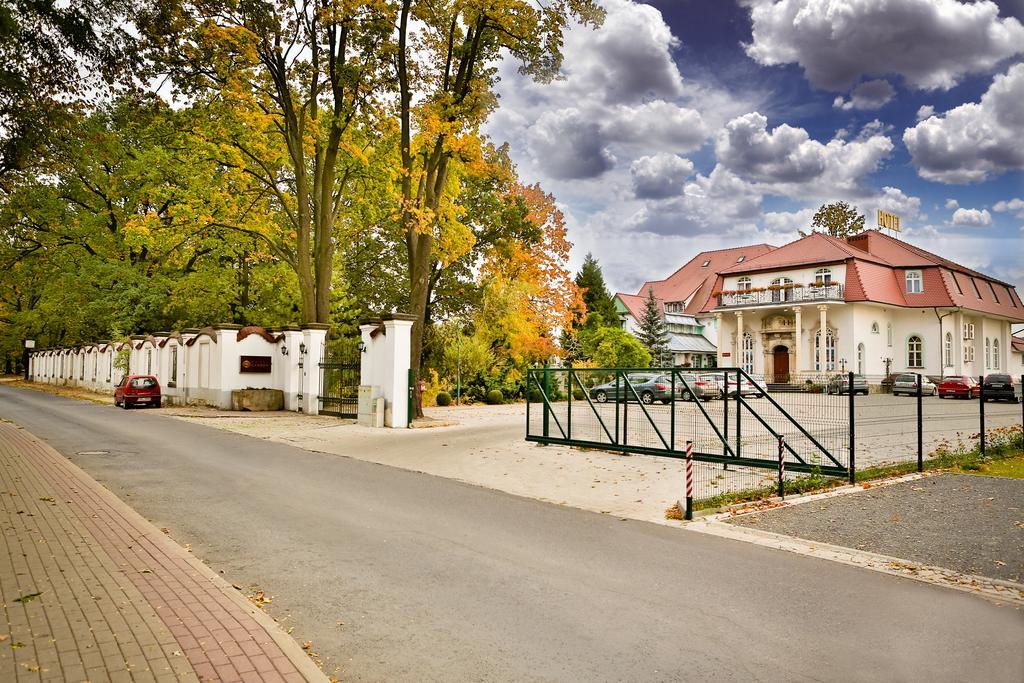 Hotel Garden Boleslawiec  Bagian luar foto