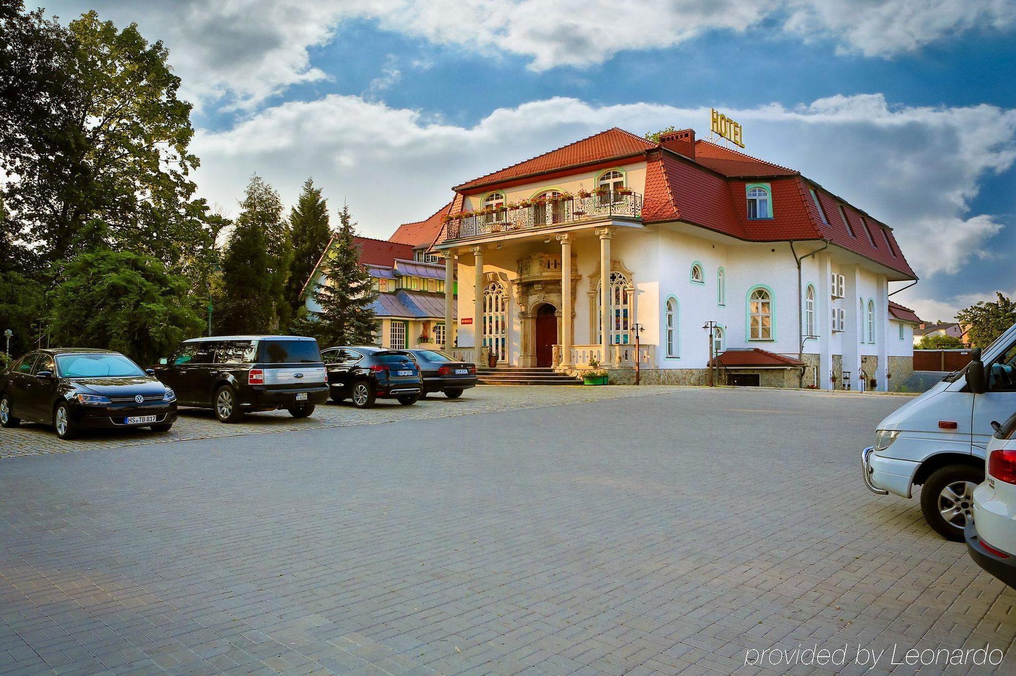 Hotel Garden Boleslawiec  Bagian luar foto