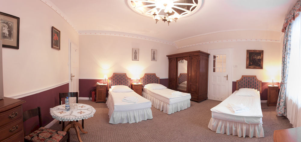 Hotel Garden Boleslawiec  Bagian luar foto