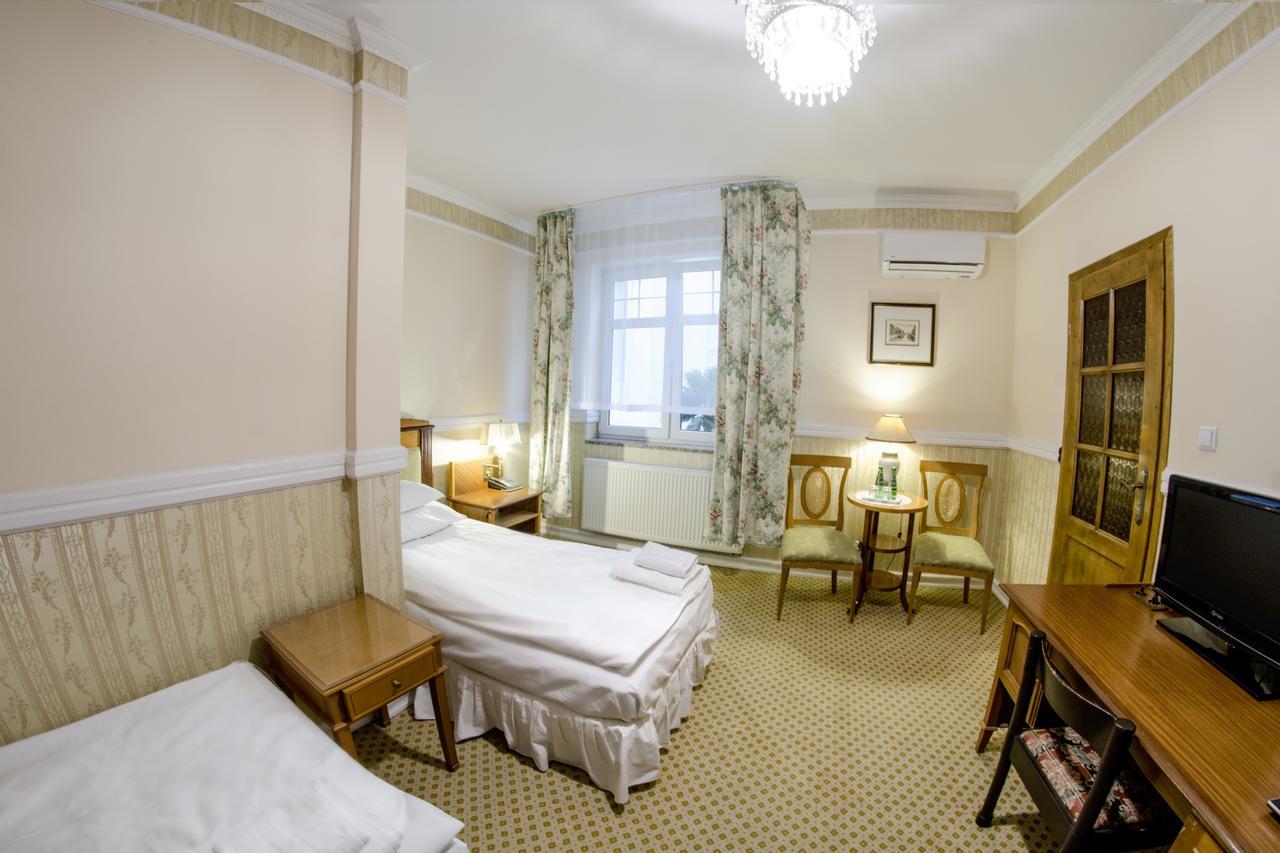 Hotel Garden Boleslawiec  Bagian luar foto
