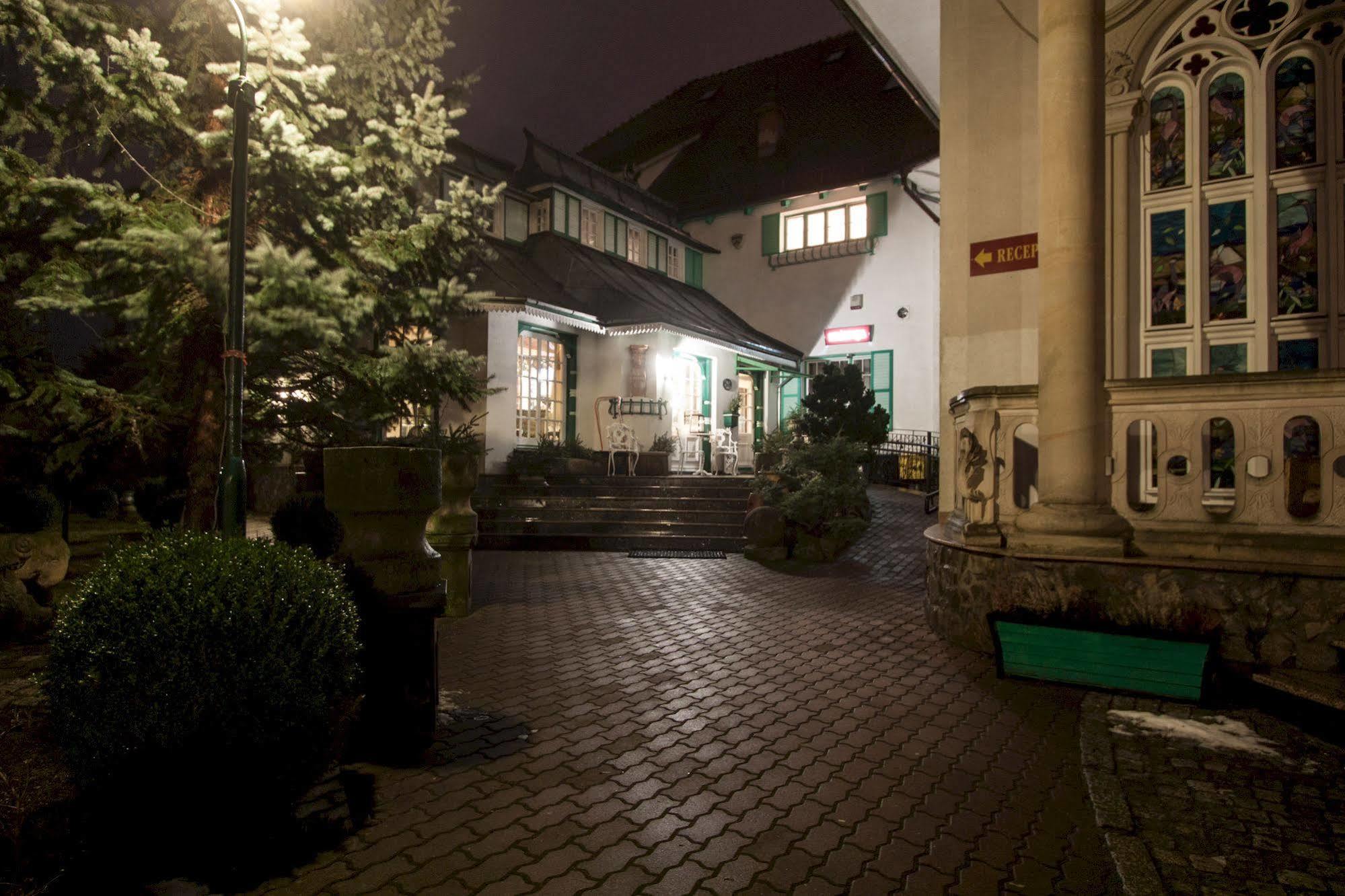 Hotel Garden Boleslawiec  Bagian luar foto