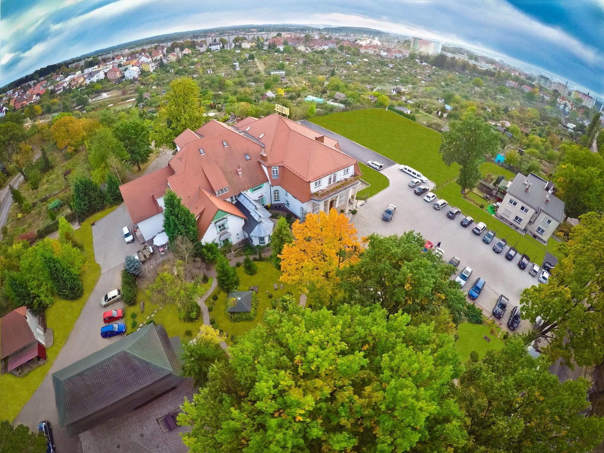 Hotel Garden Boleslawiec  Bagian luar foto