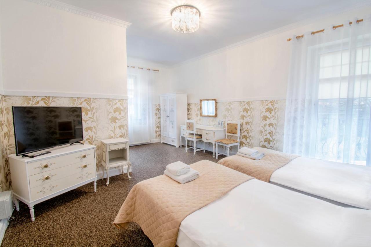Hotel Garden Boleslawiec  Bagian luar foto